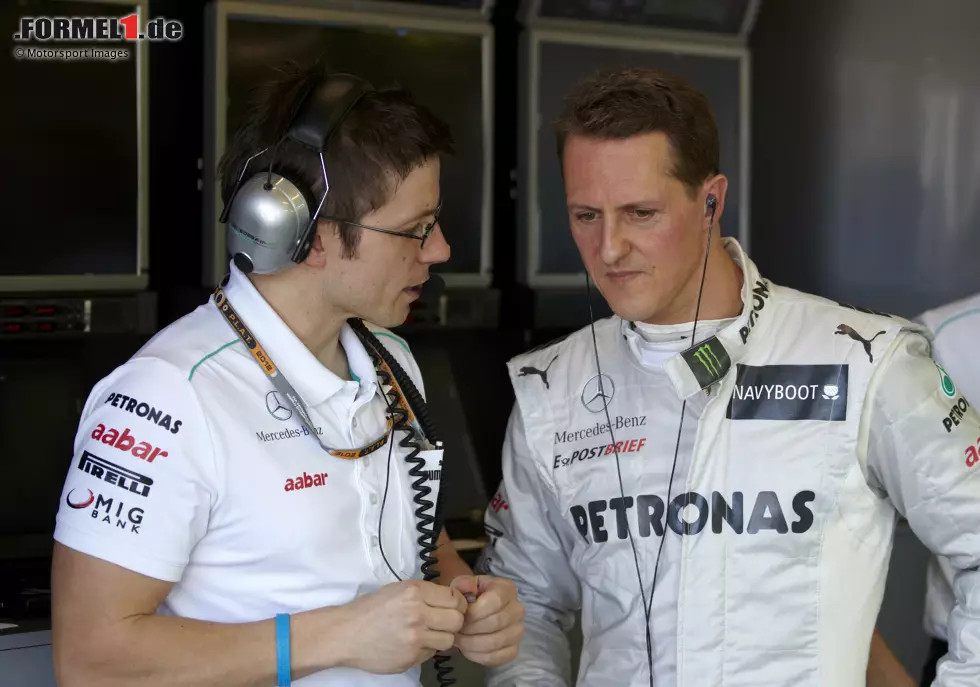 ... kann in den folgenden Jahren nicht an diese Erfolge anknüpfen. Schumacher steht in seinen drei Comeback-Saisons lediglich einmal auf dem Podium. Der ganz große Mercedes-Aufschwung kommt erst mit dem neuen Reglement ab 2014. Da sitzt aber nicht mehr der jetzt endgültig zurückgetretene "Schumi" im Auto, sondern Lewis Hamilton. Foto zur News: ... kann in den folgenden Jahren nicht an diese Erfolge anknüpfen. Schumacher steht in seinen drei Comeback-Saisons lediglich einmal auf dem Podium. Der ganz große Mercedes-Aufschwung kommt erst mit dem neuen Reglement ab 2014. Da sitzt aber nicht mehr der jetzt endgültig zurückgetretene "Schumi" im Auto, sondern Lewis Hamilton.