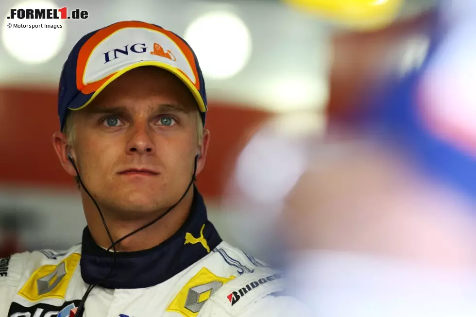 ... stürzt Renault ab, holt 2007 keinen Sieg und wird nur WM-Dritter. Für Kovalainen endet das Gastspiel nach nur einem Jahr, weil der "verlorene Sohn" Alonso nach Enstone zurückkehrt. Der Finne wechselt im Gegenzug zu McLaren, wo er dann auch einen Sieg holt - aber in zwei Saisons insgesamt chancenlos gegen Lewis Hamilton ist. Foto zur News: ... stürzt Renault ab, holt 2007 keinen Sieg und wird nur WM-Dritter. Für Kovalainen endet das Gastspiel nach nur einem Jahr, weil der "verlorene Sohn" Alonso nach Enstone zurückkehrt. Der Finne wechselt im Gegenzug zu McLaren, wo er dann auch einen Sieg holt - aber in zwei Saisons insgesamt chancenlos gegen Lewis Hamilton ist.