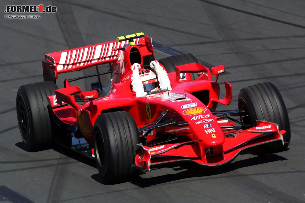 Foto zur News: Kimi Räikkönen (Australien 2007) - Wieder 18 Jahre später ist es der &quot;Iceman&quot;, der beim Auftakt in Melbourne und damit bei seinem ersten Rennen für Ferrari siegreich ist. Ihm gelingt anschließend das, was zuvor auch Fangio schaffte: Er gewinnt nicht nur sein erstes Rennen für Ferrari, sondern am Ende des Jahres auch den Titel. Jedoch ...