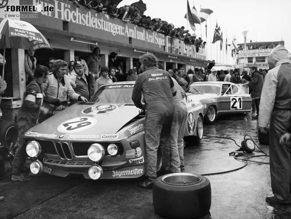 Foto zur News: Allerdings war das noch in der Zeit vor seinem ersten Weltmeister-Titel. Im Jahr 1973 feierte Lauda gemeinsam mit Hans-Peter Joisten auf einem BMW Coupé 3,3 den Gesamtsieg.
