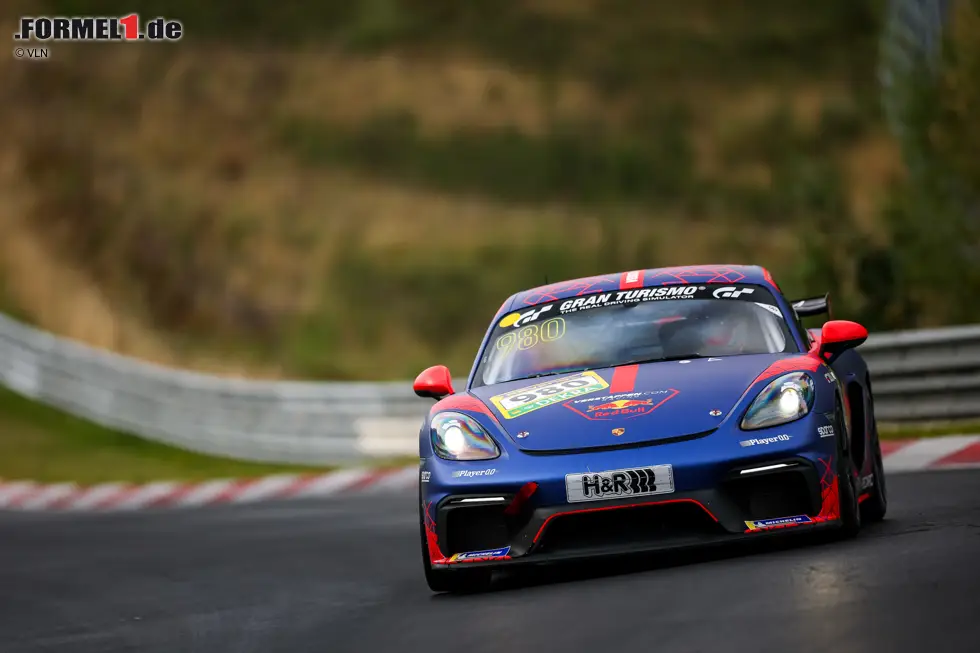 ... und zwar einen Start beim 24-Stunden-Rennen am Nürburgring. Verstappen macht kein Geheimnis daraus, eines Tages in der "Grünen Hölle" starten zu wollen. Wann das sein wird, ist noch unklar. Den notwendigen "Nordschleifen-Führerschein" hat er allerdings schon in der Tasche. Foto zur News: ... und zwar einen Start beim 24-Stunden-Rennen am Nürburgring. Verstappen macht kein Geheimnis daraus, eines Tages in der "Grünen Hölle" starten zu wollen. Wann das sein wird, ist noch unklar. Den notwendigen "Nordschleifen-Führerschein" hat er allerdings schon in der Tasche.