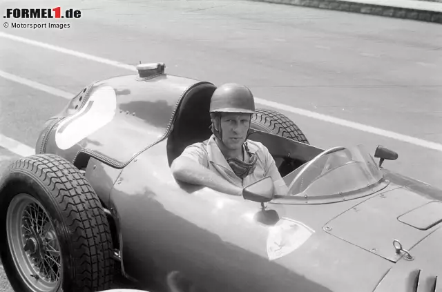 Foto che accompagna la notizia: Peter Collins (Ferrari) fu il primo campione a metà stagione di Formula 1 del 1956 a non riuscire a diventare campione del mondo di Formula 1. Il compagno di squadra Juan Manuel Fangio si aggiudicò il titolo mondiale. Il giovane Collins cedette la sua auto – e quindi il titolo – all'argentino all'ultima gara in Italia.