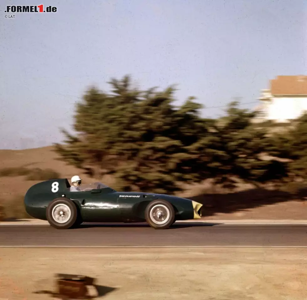 In der Saison 1958 ist es Stirling Moss, der seinen Halbzeiterfolg nicht zum WM-Titel umwandeln kann. Der Vanwall-Pilot muss sich am Jahresende um einen Punkt gegen Mike Hawthorn (Ferrari) geschlagen geben. Kurios: Der Brite soll in Portugal disqualifiziert werden, doch ausgerechnet Moss setzt sich für seinen Landsmann ein. Foto zur News: In der Saison 1958 ist es Stirling Moss, der seinen Halbzeiterfolg nicht zum WM-Titel umwandeln kann. Der Vanwall-Pilot muss sich am Jahresende um einen Punkt gegen Mike Hawthorn (Ferrari) geschlagen geben. Kurios: Der Brite soll in Portugal disqualifiziert werden, doch ausgerechnet Moss setzt sich für seinen Landsmann ein.