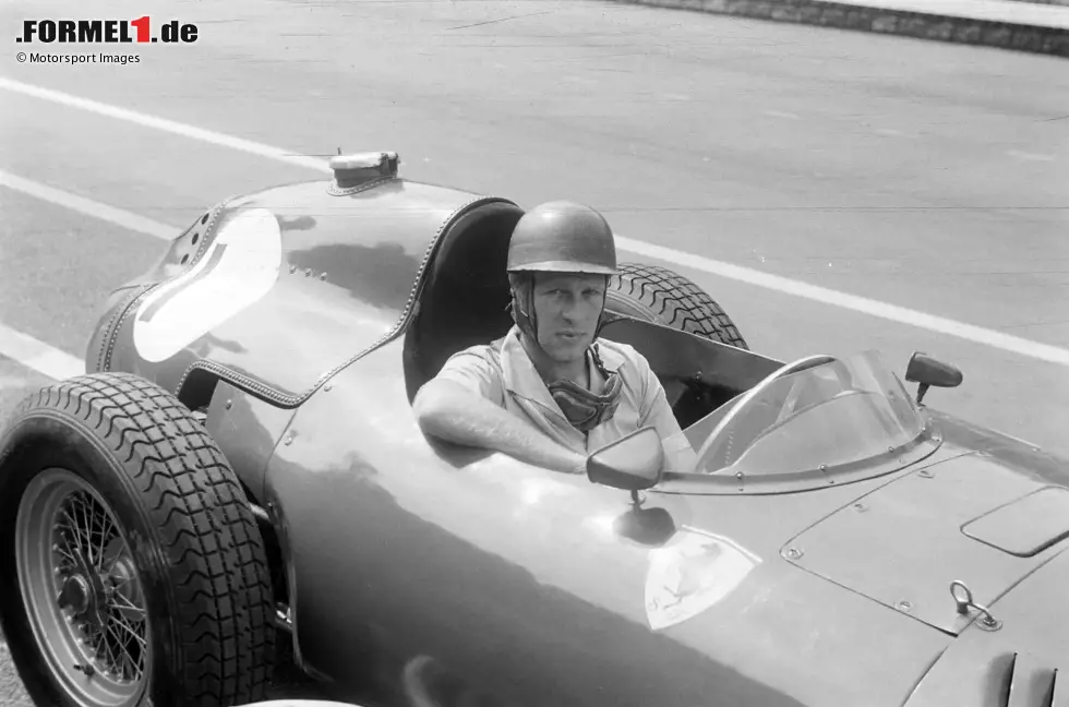 Peter Collins (Ferrari) ist in der Formel-1-Saison 1956 der erste Halbzeitmeister, der am Ende trotzdem nicht Formel-1-Weltmeister wird. Den WM-Titel schnappt sich Teamkollege Juan Manuel Fangio. Der junge Collins überlässt dem Argentinier beim letzten Rennen in Italien sein Auto - und damit auch den Titel. Foto zur News: Peter Collins (Ferrari) ist in der Formel-1-Saison 1956 der erste Halbzeitmeister, der am Ende trotzdem nicht Formel-1-Weltmeister wird. Den WM-Titel schnappt sich Teamkollege Juan Manuel Fangio. Der junge Collins überlässt dem Argentinier beim letzten Rennen in Italien sein Auto - und damit auch den Titel.