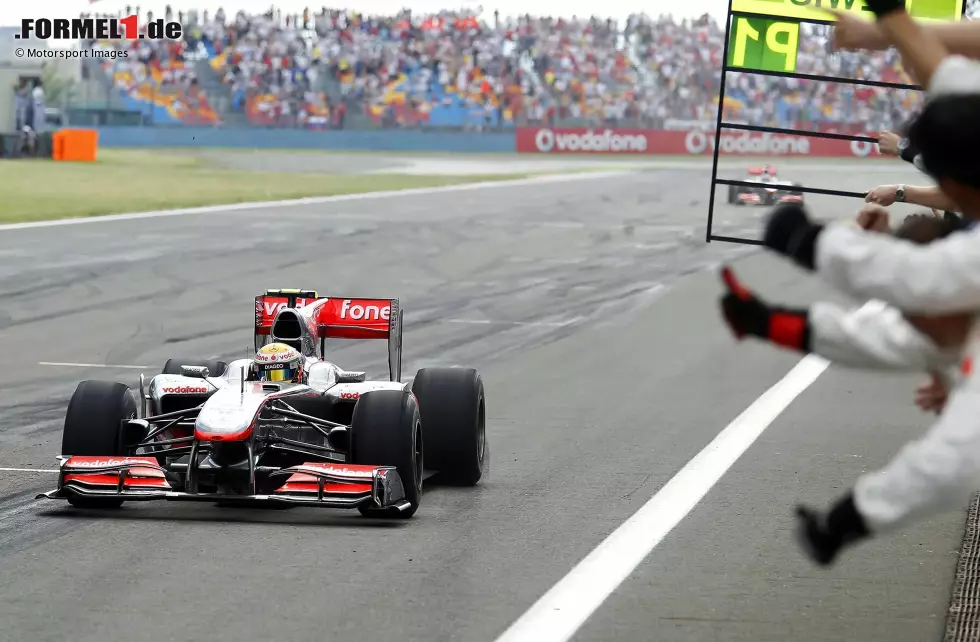 Auch zur Halbzeit der Formel-1-Saison 2010 liegt Lewis Hamilton knapp an der Spitze der WM-Tabelle. Doch dann folgen drei Ausfälle, während die Konkurrenz aufholt. Sebastian Vettel (Red Bull) gewinnt den Titel vor Fernando Alonso (Ferrari), Hamilton wird am Ende nur Vierter. Foto zur News: Auch zur Halbzeit der Formel-1-Saison 2010 liegt Lewis Hamilton knapp an der Spitze der WM-Tabelle. Doch dann folgen drei Ausfälle, während die Konkurrenz aufholt. Sebastian Vettel (Red Bull) gewinnt den Titel vor Fernando Alonso (Ferrari), Hamilton wird am Ende nur Vierter.