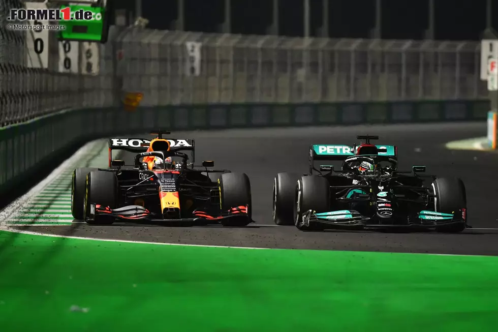 In der Formel-1-Saison 2021 kämpfen Max Verstappen (Red Bull) und Lewis Hamilton (Mercedes) um den WM-Titel. Nach elf von 22 Rennen führt der Brite die Tabelle an und liegt auch vor dem Finale in Abu Dhabi an der Spitze. Dort kommt es zum umstrittenen Showdown, der Verstappen seinen ersten WM-Erfolg einbringt. Foto zur News: In der Formel-1-Saison 2021 kämpfen Max Verstappen (Red Bull) und Lewis Hamilton (Mercedes) um den WM-Titel. Nach elf von 22 Rennen führt der Brite die Tabelle an und liegt auch vor dem Finale in Abu Dhabi an der Spitze. Dort kommt es zum umstrittenen Showdown, der Verstappen seinen ersten WM-Erfolg einbringt.