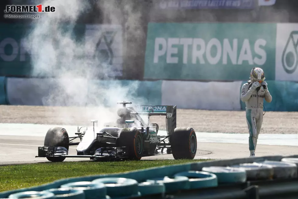 Im Jahr 2016 ist die Situation zwischen den beiden Mercedes-Piloten genau umgekehrt: Zur Mitte der Saison liegt Lewis Hamilton an der Spitze, doch ein Ausfall in Malaysia kostet dem Briten schlussendlich den WM-Erfolg. Teamkollege Nico Rosberg gewinnt seinen einzigen Titel und beendet die Formel-1-Karriere. Foto zur News: Im Jahr 2016 ist die Situation zwischen den beiden Mercedes-Piloten genau umgekehrt: Zur Mitte der Saison liegt Lewis Hamilton an der Spitze, doch ein Ausfall in Malaysia kostet dem Briten schlussendlich den WM-Erfolg. Teamkollege Nico Rosberg gewinnt seinen einzigen Titel und beendet die Formel-1-Karriere.