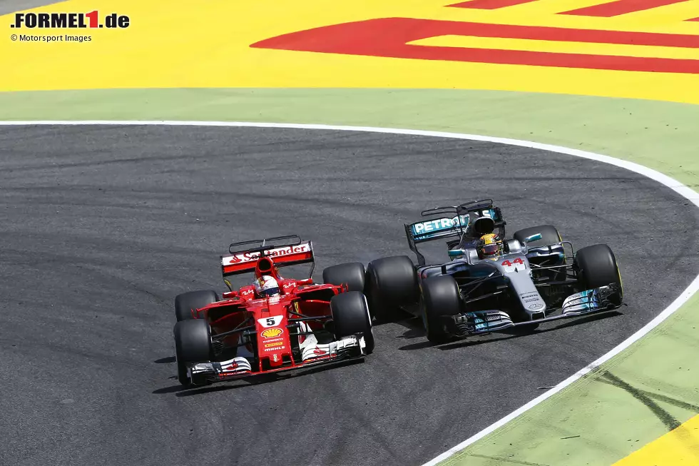 Foto zur News: Zu Beginn der Saison 2017 ist Sebastian Vettel (Ferrari) das Maß der Dinge. Er holt drei Siege in den ersten sechs Rennen, steht bei den anderen Rennen als Zweiter auf dem Podium. Damit liegt der Deutsche zur Halbzeit in Führung, doch zwei Ausfälle in der zweiten Hälfte werfen Vettel zurück. Lewis Hamilton (Mercedes) gewinnt den WM-Titel.