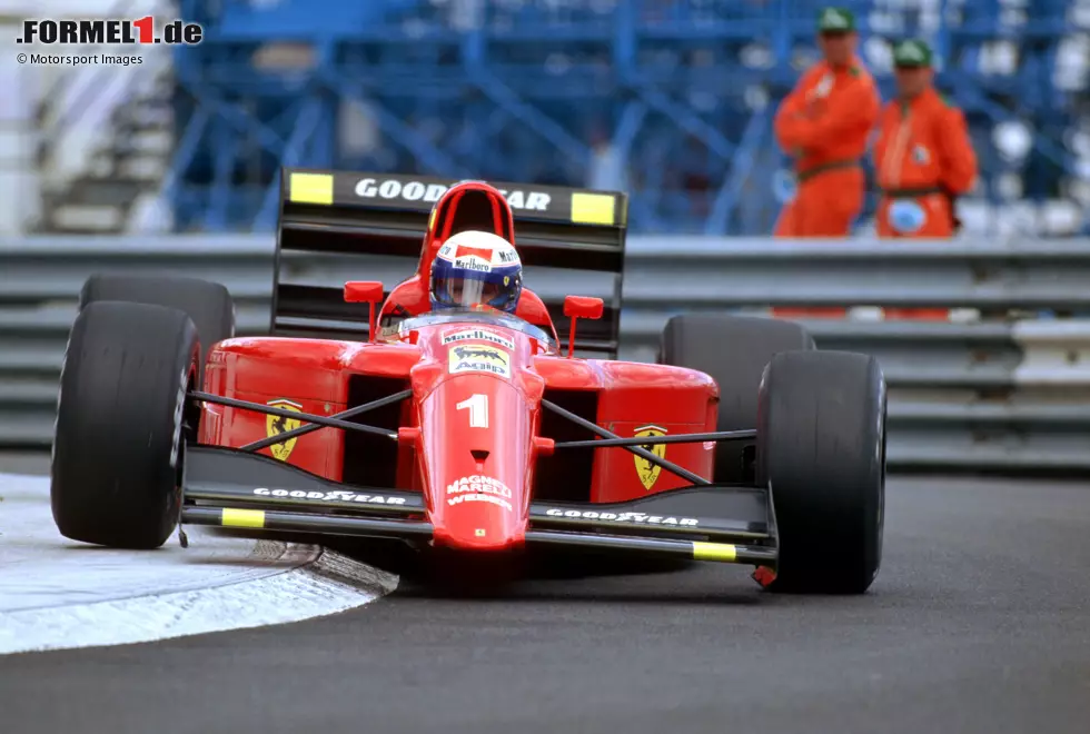 Alain Prost, der mittlerweile bei Ferrari fährt, wird in der Saison 1990 zum wiederholten Male Halbzeitmeister, gewinnt aber nicht den WM-Titel. Es ist wieder Ayrton Senna (McLaren), der dem Franzosen am Ende des Jahres doch noch den WM-Erfolg nimmt. Foto zur News: Alain Prost, der mittlerweile bei Ferrari fährt, wird in der Saison 1990 zum wiederholten Male Halbzeitmeister, gewinnt aber nicht den WM-Titel. Es ist wieder Ayrton Senna (McLaren), der dem Franzosen am Ende des Jahres doch noch den WM-Erfolg nimmt.