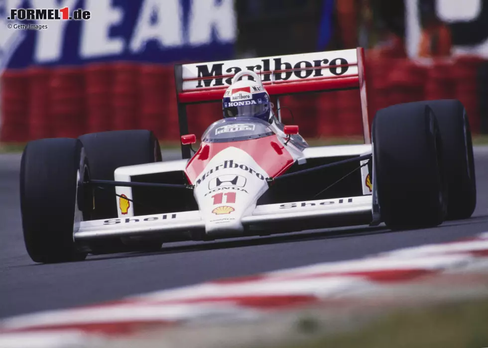 In der Saison 1988 liefern sich die McLaren-Teamkollegen Alain Prost und Ayrton Senna einen heißen Zweikampf um die WM-Führung. Zur Halbzeit liegt der Franzose vorne, nachdem Senna beim Auftakt disqualifiziert wird. Weil am Ende aber nur elf Ergebnisse in die Wertung fließen und der Brasilianer mehr Siege hat, gewinnt er den Titel. Foto zur News: In der Saison 1988 liefern sich die McLaren-Teamkollegen Alain Prost und Ayrton Senna einen heißen Zweikampf um die WM-Führung. Zur Halbzeit liegt der Franzose vorne, nachdem Senna beim Auftakt disqualifiziert wird. Weil am Ende aber nur elf Ergebnisse in die Wertung fließen und der Brasilianer mehr Siege hat, gewinnt er den Titel.