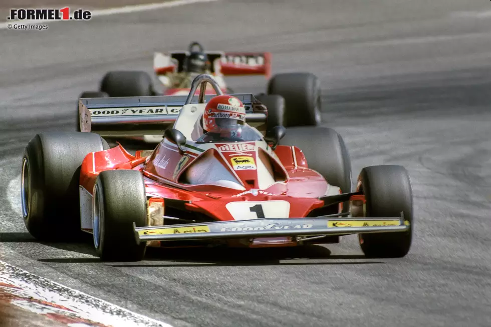 Die Formel-1-Saison 1976 wird vom Feuerunfall Niki Laudas auf dem Nürburgring überschattet: Der Ferrari-Pilot gewinnt in der ersten Saisonhälfte fünf Rennen, muss wegen seiner Verletzungen anschließend allerdings zwei Rennen auslassen. Den WM-Titel verliert Lauda aber erst beim Finale, als er sein Auto wegen Regens freiwillig abstellt. Foto zur News: Die Formel-1-Saison 1976 wird vom Feuerunfall Niki Laudas auf dem Nürburgring überschattet: Der Ferrari-Pilot gewinnt in der ersten Saisonhälfte fünf Rennen, muss wegen seiner Verletzungen anschließend allerdings zwei Rennen auslassen. Den WM-Titel verliert Lauda aber erst beim Finale, als er sein Auto wegen Regens freiwillig abstellt.