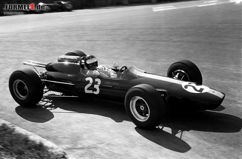Im Jahr 1964 feiert Jim Clark (Lotus) in den ersten fünf Rennen gleich drei Siege. In den restlichen fünf Rennen fällt der Brite durch technische Defekte allerdings viermal aus und wird somit nur WM-Dritter. Den Titel schnappt sich Ferrari-Pilot John Surtees. Foto zur News: Im Jahr 1964 feiert Jim Clark (Lotus) in den ersten fünf Rennen gleich drei Siege. In den restlichen fünf Rennen fällt der Brite durch technische Defekte allerdings viermal aus und wird somit nur WM-Dritter. Den Titel schnappt sich Ferrari-Pilot John Surtees.