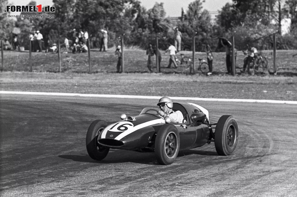 Foto zur News: Bruce McLaren (Cooper) führt die WM-Wertung zur Saisonhalbzeit 1960 an, wird am Ende der Saison hinter Jack Brabham aber nur Vizemeister. Ein Grund: Das vorletzte Rennen in Monza (Italien) findet auf dem Ovalkurs statt, um die Chancen für Ferrari zu erhöhen. Die britischen Teams streiken, McLaren kann auf Brabham nicht aufholen.