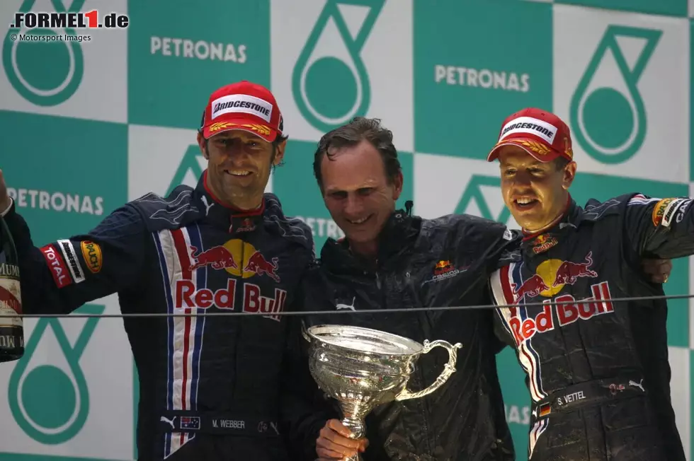 Im April 2009 ist es dann schon so weit: Christian Horner feiert mit Red Bull Racing nicht nur den ersten Sieg in der Formel 1, sondern direkt einen Doppelerfolg von Vettel und Teamkollege Mark Webber. In der Saison folgen fünf weitere Siege, aber beide WM-Titel gehen an Jenson Button und Brawn. Foto zur News: Im April 2009 ist es dann schon so weit: Christian Horner feiert mit Red Bull Racing nicht nur den ersten Sieg in der Formel 1, sondern direkt einen Doppelerfolg von Vettel und Teamkollege Mark Webber. In der Saison folgen fünf weitere Siege, aber beide WM-Titel gehen an Jenson Button und Brawn.