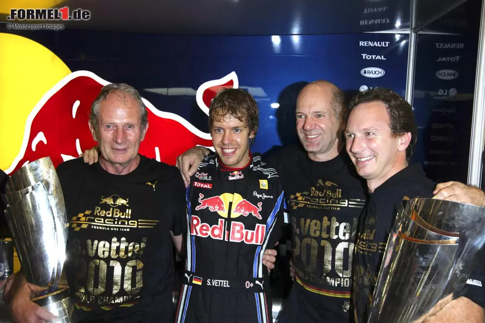 Foto zur News: Dafür schlagen Sebastian Vettel und Red Bull Racing im Folgejahr zu: In der Formel-1-Saison 2010 holt das Team unter der Leitung von Teamchef Christian Horner gleich beide WM-Titel. Ein Meilenstein in der Red-Bull-Geschichte.