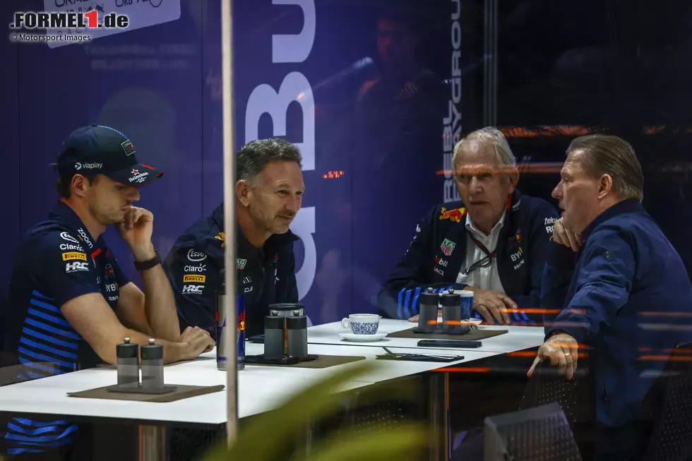 Die internen Spannungen lassen sich allerdings nur schwer lösen, vor allem zwischen Verstappen-Vater Jos und Red-Bull-Teamchef Horner schwelt ein Konflikt. Zwar kehrt im Laufe der Saison 2024 etwas Ruhe ein, doch der Frieden bei Red Bull Racing ist längst verflogen. Foto zur News: Die internen Spannungen lassen sich allerdings nur schwer lösen, vor allem zwischen Verstappen-Vater Jos und Red-Bull-Teamchef Horner schwelt ein Konflikt. Zwar kehrt im Laufe der Saison 2024 etwas Ruhe ein, doch der Frieden bei Red Bull Racing ist längst verflogen.