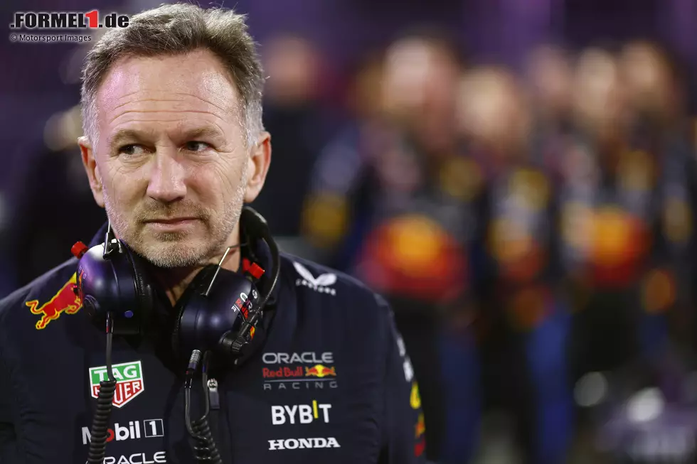 Vor dem Saisonstart 2024 folgt mit der "Horner-Affäre" ein weiterer Knall: Dem Briten wird "unangemessenes Verhalten" gegenüber einer Mitarbeiterin vorgeworfen, der Konzern sieht sich zu internen Untersuchungen genötigt. Horner gerät ins Wanken, darf seine Position letztlich aber behalten. Foto zur News: Vor dem Saisonstart 2024 folgt mit der "Horner-Affäre" ein weiterer Knall: Dem Briten wird "unangemessenes Verhalten" gegenüber einer Mitarbeiterin vorgeworfen, der Konzern sieht sich zu internen Untersuchungen genötigt. Horner gerät ins Wanken, darf seine Position letztlich aber behalten.