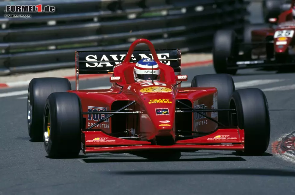 Gemeinsam mit seinem Vater Garry gründet Christian Horner 1997 das Team Arden International, mit dem der Brite in der Formel-3000-Meisterschaft an den Start geht. Er kann sich nur viermal für das Rennen qualifizieren, belegt aber einmal den sechsten Platz. Foto zur News: Gemeinsam mit seinem Vater Garry gründet Christian Horner 1997 das Team Arden International, mit dem der Brite in der Formel-3000-Meisterschaft an den Start geht. Er kann sich nur viermal für das Rennen qualifizieren, belegt aber einmal den sechsten Platz.