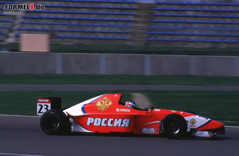 Schon 1999 beendet Horner seine aktive Karriere und konzentriert sich fortan auf seine Rolle als Teamchef. Aufgrund einer finanziellen Unterstützung aus Russland tritt das Team ab 2000 als Arden Team Russia an, feiert zwei Podest-Platzierungen durch Darren Manning. Foto zur News: Schon 1999 beendet Horner seine aktive Karriere und konzentriert sich fortan auf seine Rolle als Teamchef. Aufgrund einer finanziellen Unterstützung aus Russland tritt das Team ab 2000 als Arden Team Russia an, feiert zwei Podest-Platzierungen durch Darren Manning.