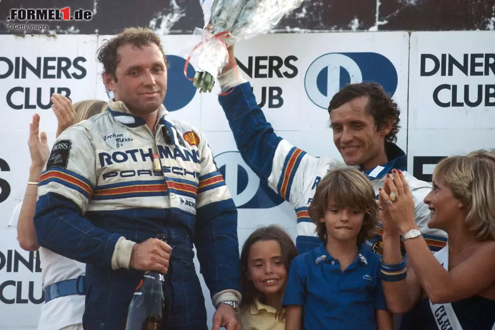 Im Sportwagen zählt Mass seit jeher zu den Besten und hat parallel zur Formel 1 etliche Rennen gewonnen. Daran knüpft er nach seiner Grand-Prix-Zeit an - wie hier beim 1.000-Kilometer-Rennen in Spa, das er 1982 mit Ex-Rivale Ickx für Porsche gewinnt. 1984 wird er Gesamtzweiter in der Sportwagen-WM. Foto zur News: Im Sportwagen zählt Mass seit jeher zu den Besten und hat parallel zur Formel 1 etliche Rennen gewonnen. Daran knüpft er nach seiner Grand-Prix-Zeit an - wie hier beim 1.000-Kilometer-Rennen in Spa, das er 1982 mit Ex-Rivale Ickx für Porsche gewinnt. 1984 wird er Gesamtzweiter in der Sportwagen-WM.