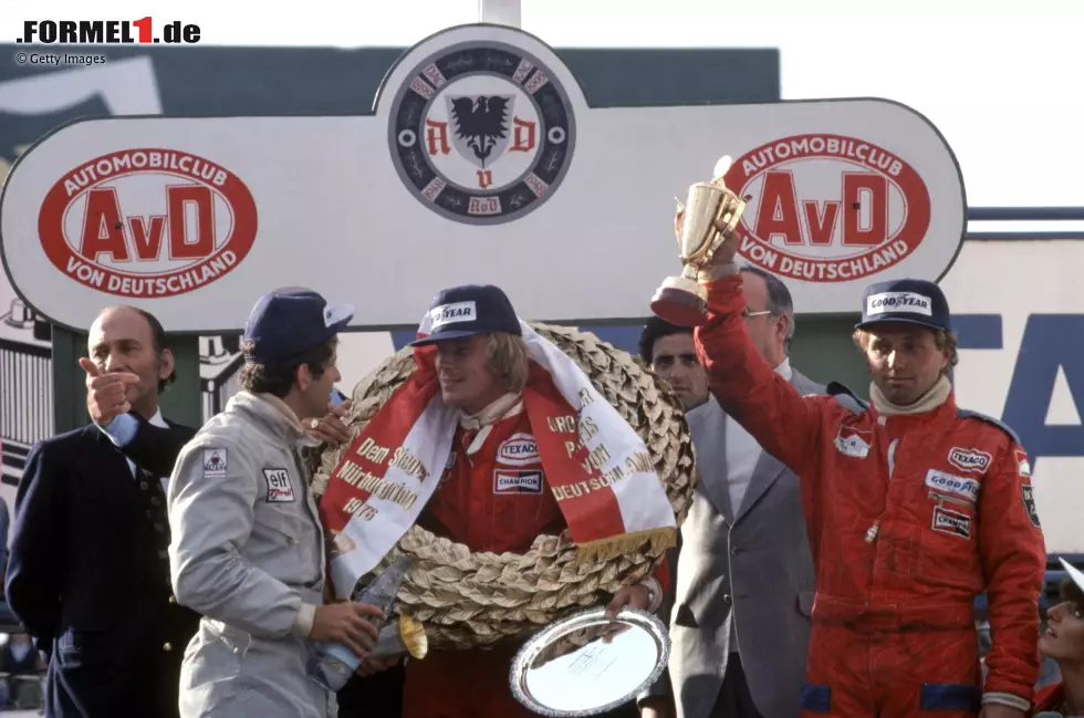... ist Mass' Vorsprung futsch und er belegt am Ende nur Platz drei hinter McLaren-Teamkollege James Hunt und Jody Scheckter im Tyrrell. Foto zur News: ... ist Mass' Vorsprung futsch und er belegt am Ende nur Platz drei hinter McLaren-Teamkollege James Hunt und Jody Scheckter im Tyrrell.