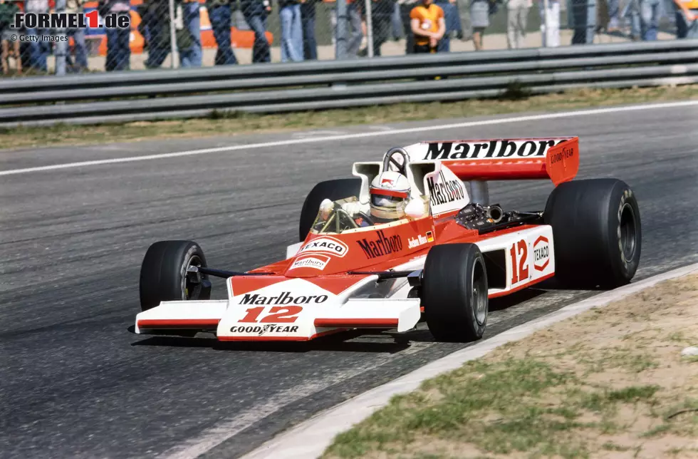 Mass fährt für McLaren regelmäßig unter die Top 3 und zählt auch 1976 zu den Spitzenfahrern. Am Nürburgring hat er den richtigen Riecher und wählt als einziger Trockenreifen gleich beim Start. Das bringt ihm die Führung ein, doch der Feuerunfall von Niki Lauda ändert alles. Denn nach dem Re-Start ... Foto zur News: Mass fährt für McLaren regelmäßig unter die Top 3 und zählt auch 1976 zu den Spitzenfahrern. Am Nürburgring hat er den richtigen Riecher und wählt als einziger Trockenreifen gleich beim Start. Das bringt ihm die Führung ein, doch der Feuerunfall von Niki Lauda ändert alles. Denn nach dem Re-Start ...