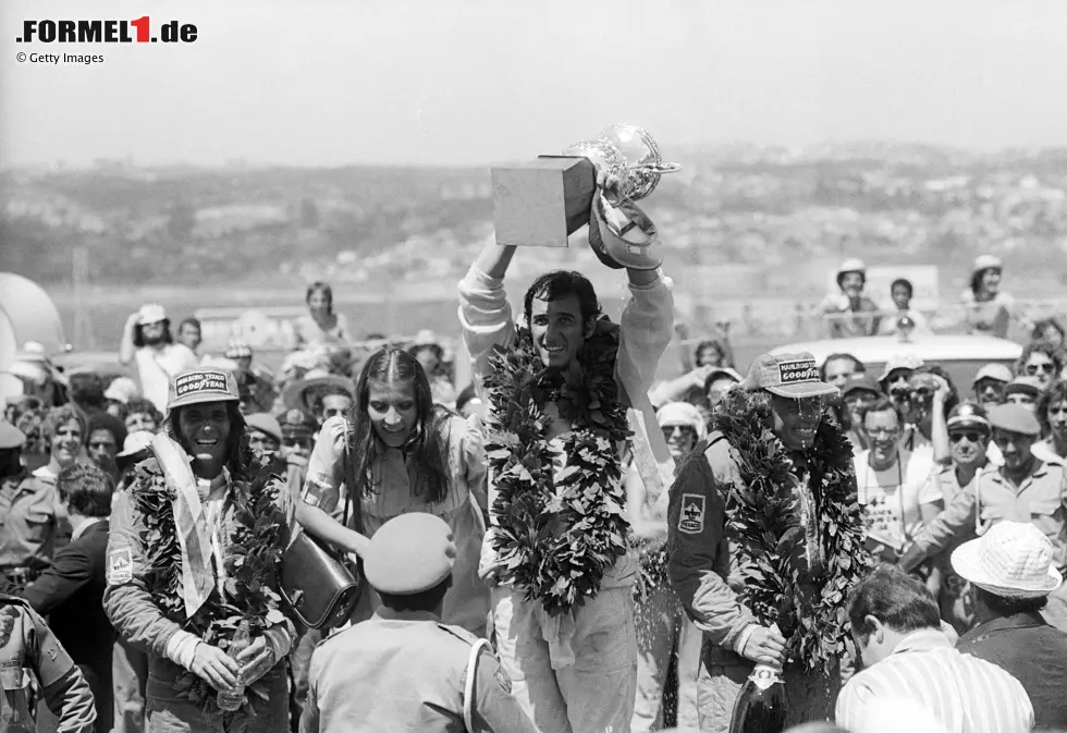 ... erzielt 1975 beim Brasilien-Grand-Prix als Dritter sein erstes Punkte- und Podestergebnis in der Formel 1 - hinter Carlos Pace im Brabham und McLaren-Teamkollege Emerson Fittipaldi. Foto zur News: ... erzielt 1975 beim Brasilien-Grand-Prix als Dritter sein erstes Punkte- und Podestergebnis in der Formel 1 - hinter Carlos Pace im Brabham und McLaren-Teamkollege Emerson Fittipaldi.