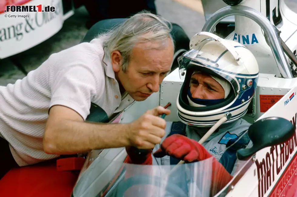 ... überwerfen sich Teamchef Surtees (links) und Mass. Die Stimmung kippt: Wenige Rennen später einigt man sich auf die vorzeitige Vertragsauflösung. Mass wechselt noch 1974 zu McLaren und ... Foto zur News: ... überwerfen sich Teamchef Surtees (links) und Mass. Die Stimmung kippt: Wenige Rennen später einigt man sich auf die vorzeitige Vertragsauflösung. Mass wechselt noch 1974 zu McLaren und ...