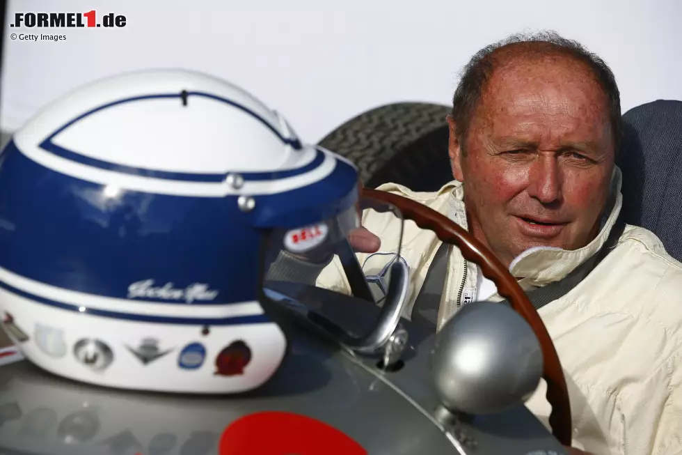 Foto zur News: Dem Motorsport bleibt Mass auch über seine aktive Zeit hinaus verbunden: Für Mercedes und Porsche bewegt er historische Rennfahrzeuge. 2007 gibt Mass als Moderator der &quot;Außenwette&quot; bei &quot;Wetten dass&quot; ein Comeback im Fernsehen.