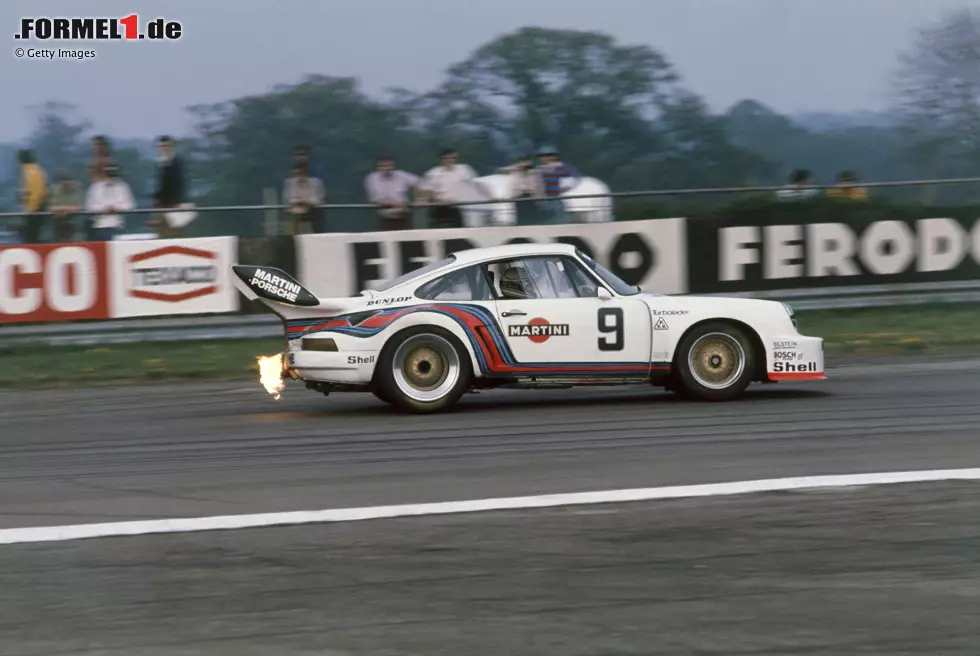 Besser läuft es für Porsche auf der Langstrecke: Gemeinsam mit Teamkollege Ickx siegt Mass bei acht von 14 Läufen zur Sportwagen-WM und wird so zum erfolgreichsten Fahrer des Jahres. Foto zur News: Besser läuft es für Porsche auf der Langstrecke: Gemeinsam mit Teamkollege Ickx siegt Mass bei acht von 14 Läufen zur Sportwagen-WM und wird so zum erfolgreichsten Fahrer des Jahres.