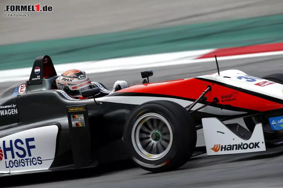Immerhin gewinnt Verstappen 2014 das Formel-3-Masters in Zandvoort. Allerdings hat das Event da schon viel von seinem früheren Glanz verloren. Am Start sind damals lediglich elf Autos - und abgesehen von Verstappen kein Fahrer, der es später auch nur ansatzweise in Richtung Formel 1 schafft. Foto zur News: Immerhin gewinnt Verstappen 2014 das Formel-3-Masters in Zandvoort. Allerdings hat das Event da schon viel von seinem früheren Glanz verloren. Am Start sind damals lediglich elf Autos - und abgesehen von Verstappen kein Fahrer, der es später auch nur ansatzweise in Richtung Formel 1 schafft.