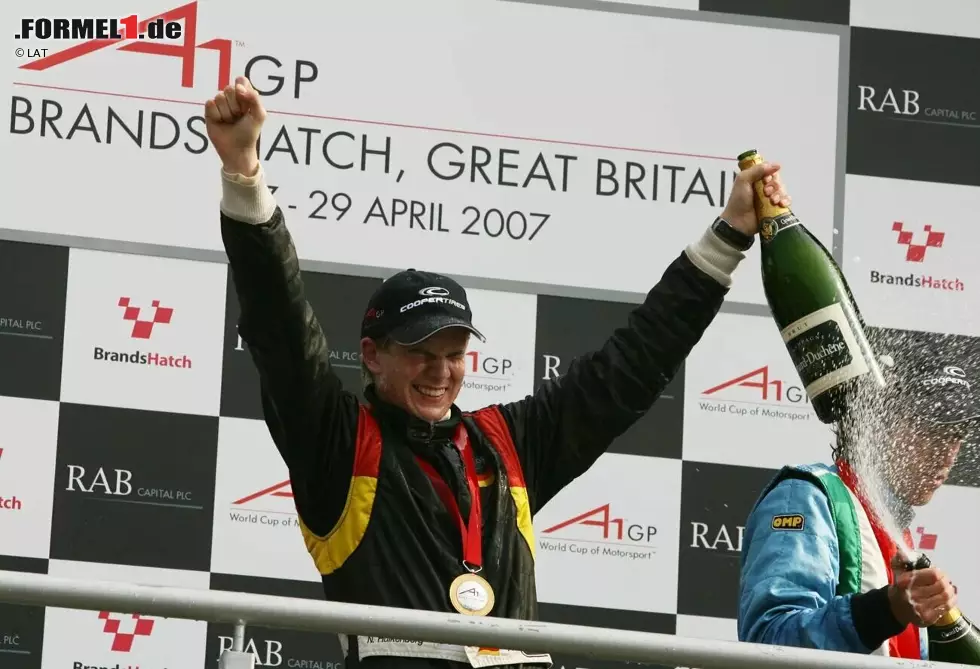 Nico Hülkenberg: Der Deutsche räumt in den Nachwuchsklassen fast alle wichtigen Titel ab. Seinen ersten Triumph feiert er 2005 in der Formel BMW vor Sebastian Buemi, der es später ebenfalls in die Formel 1 schafft. 2007 gewinnt er das Formel-3-Masters in Zandvoort und die damalige A1GP-Serie mit Team Deutschland. Foto zur News: Nico Hülkenberg: Der Deutsche räumt in den Nachwuchsklassen fast alle wichtigen Titel ab. Seinen ersten Triumph feiert er 2005 in der Formel BMW vor Sebastian Buemi, der es später ebenfalls in die Formel 1 schafft. 2007 gewinnt er das Formel-3-Masters in Zandvoort und die damalige A1GP-Serie mit Team Deutschland.