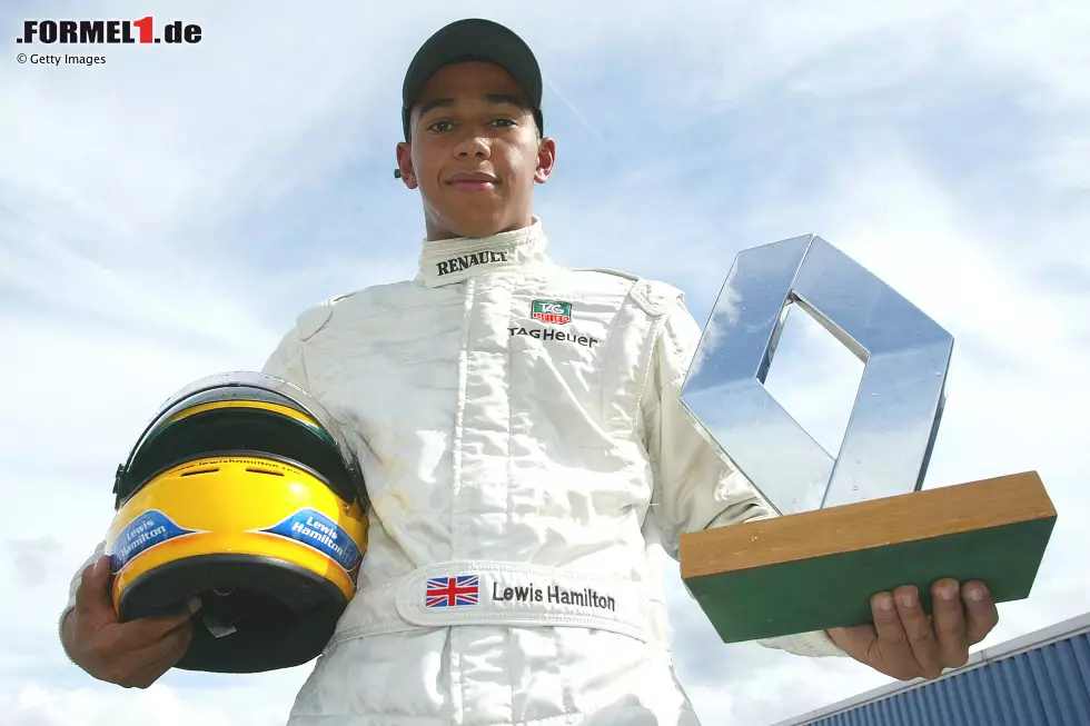 Lewis Hamilton: 2003 holt der spätere Formel-1-Rekordweltmeister seinen ersten Titel im Formelsport. Er gewinnt die britische Formel Renault 2.0 und zwei Jahre später die Formel-3-Euroserie - unter anderem vor einem gewissen Sebastian Vettel. Im gleichen Jahr gewinnt Hamilton auch das Formel-3-Masters in Zandvoort. Foto zur News: Lewis Hamilton: 2003 holt der spätere Formel-1-Rekordweltmeister seinen ersten Titel im Formelsport. Er gewinnt die britische Formel Renault 2.0 und zwei Jahre später die Formel-3-Euroserie - unter anderem vor einem gewissen Sebastian Vettel. Im gleichen Jahr gewinnt Hamilton auch das Formel-3-Masters in Zandvoort.