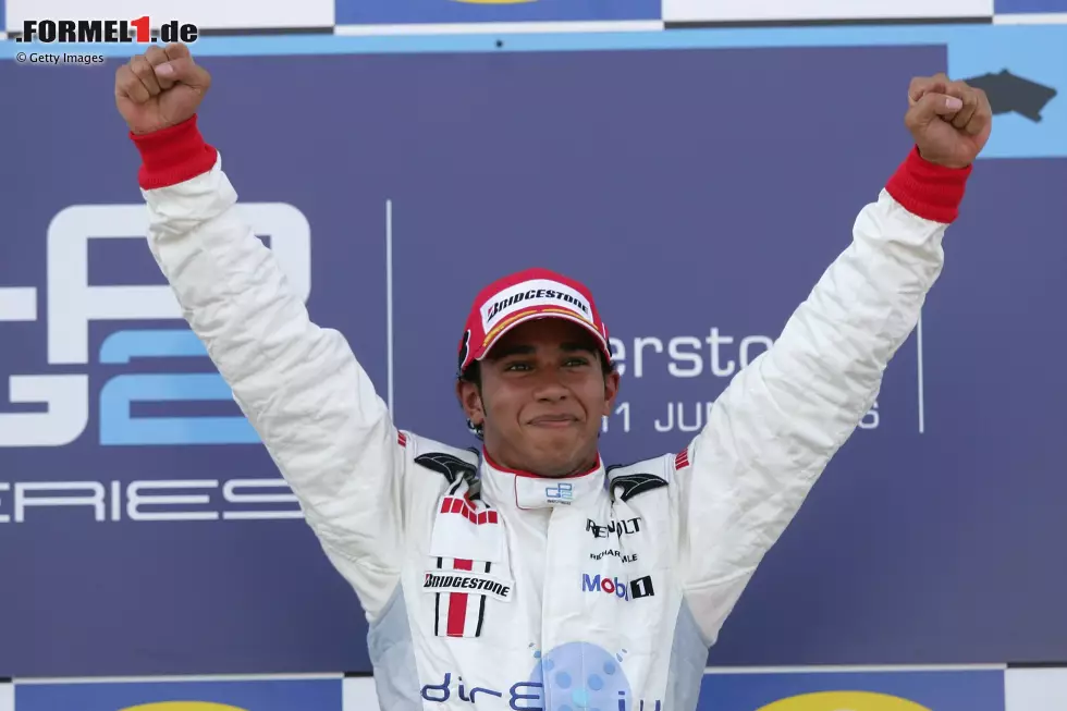 2006 triumphiert der Brite gleich in seiner Debütsaison in der GP2 (heute Formel 2). Als amtierender Meister steigt er mit McLaren im folgenden Jahr in die Königsklasse auf und der Rest ist Geschichte ... Foto zur News: 2006 triumphiert der Brite gleich in seiner Debütsaison in der GP2 (heute Formel 2). Als amtierender Meister steigt er mit McLaren im folgenden Jahr in die Königsklasse auf und der Rest ist Geschichte ...