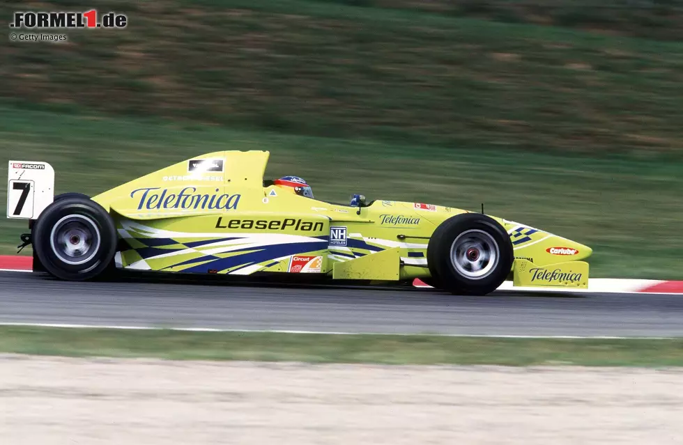 Im Jahr 2000 fährt er in der Formel 3000 lediglich eine weitere Saison im Formelauto, bevor es 2001 im dritten Formelsportjahr direkt in die Königsklasse geht. Dort holt er 2005 und 2006 mit Renault zwei WM-Titel. Abseits der Königsklasse wird er zudem 2019 einmal Langstrecken-Weltmeister und gewinnt zweimal die 24 Stunden von Le Mans. Foto zur News: Im Jahr 2000 fährt er in der Formel 3000 lediglich eine weitere Saison im Formelauto, bevor es 2001 im dritten Formelsportjahr direkt in die Königsklasse geht. Dort holt er 2005 und 2006 mit Renault zwei WM-Titel. Abseits der Königsklasse wird er zudem 2019 einmal Langstrecken-Weltmeister und gewinnt zweimal die 24 Stunden von Le Mans.