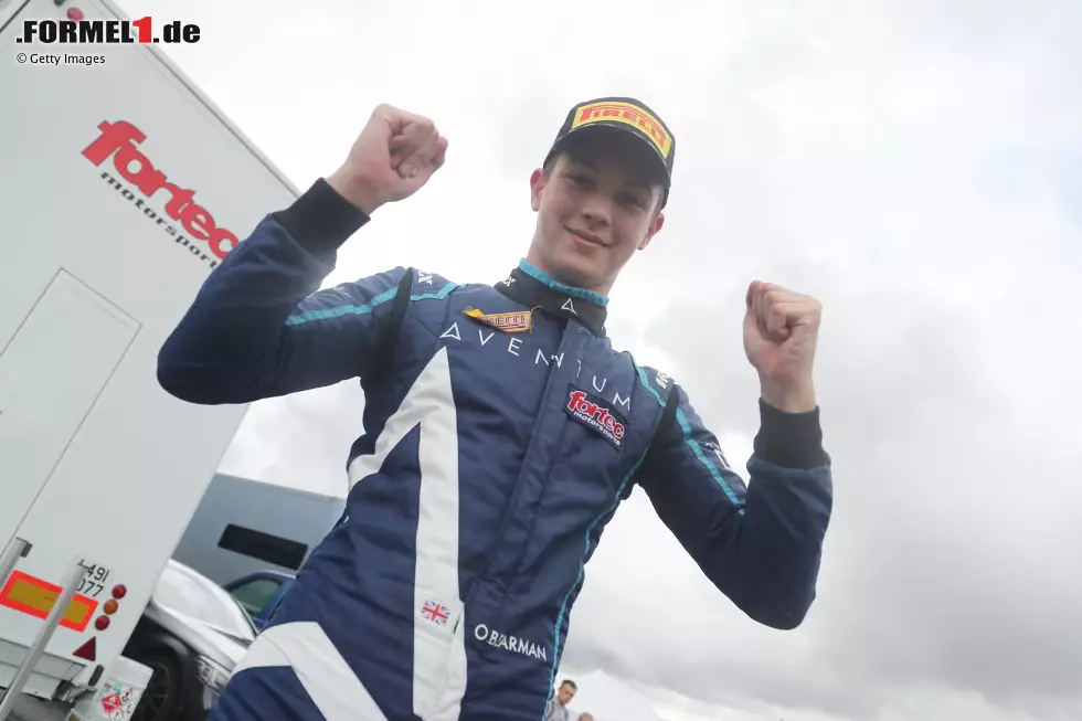 Oliver Bearman: Dem Briten gelingt 2021 ein Doppelschlag mit einem Sieg in der deutschen und der italienischen Formel 4. Es sind zugleich aber auch seine einzigen Titel, denn in Formel 3 und Formel 2 kommen keine weiteren hinzu, bevor er 2024 seine ersten Formel-1-Rennen fährt. Seit 2025 ist er Stammpilot in der Königsklasse. Foto zur News: Oliver Bearman: Dem Briten gelingt 2021 ein Doppelschlag mit einem Sieg in der deutschen und der italienischen Formel 4. Es sind zugleich aber auch seine einzigen Titel, denn in Formel 3 und Formel 2 kommen keine weiteren hinzu, bevor er 2024 seine ersten Formel-1-Rennen fährt. Seit 2025 ist er Stammpilot in der Königsklasse.