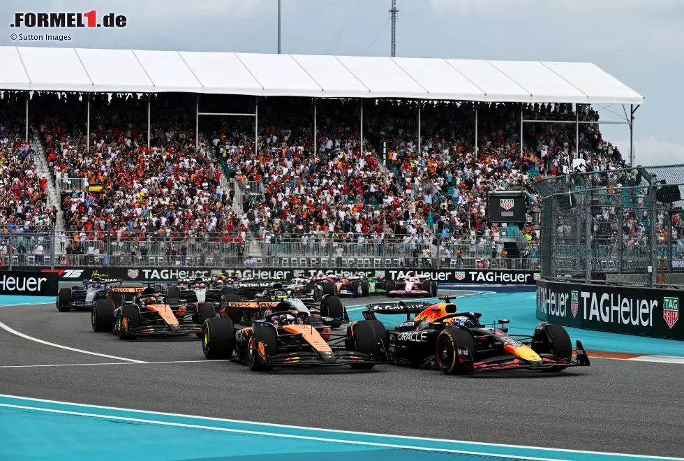 Miami: Die Pannenserie setzt sich auch im dritten Rennen in Serie weiter fort. Beim Start will Norris gegen Polesitter Max Verstappen zu viel und verliert wertvolle Positionen. Kein großer Fehler dieses Mal, aber weil Norris zu ungeduldig ist, wird er am Ende wieder nur Zweiter hinter seinem Teamkollegen. Foto zur News: Miami: Die Pannenserie setzt sich auch im dritten Rennen in Serie weiter fort. Beim Start will Norris gegen Polesitter Max Verstappen zu viel und verliert wertvolle Positionen. Kein großer Fehler dieses Mal, aber weil Norris zu ungeduldig ist, wird er am Ende wieder nur Zweiter hinter seinem Teamkollegen.