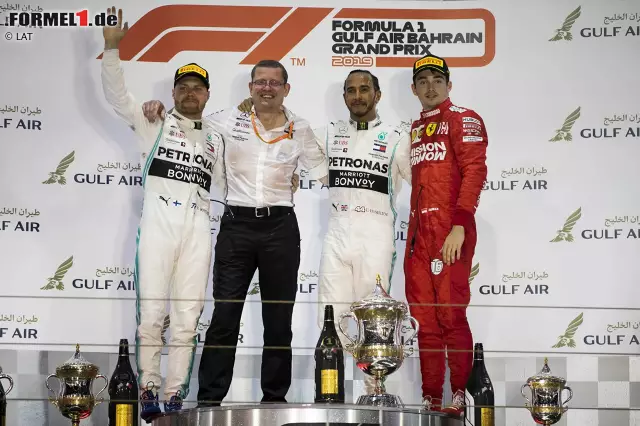 Foto zur News: Großer Preis von Bahrain 2019: Von der Pole gestartet, führt Leclerc das Rennen bis Runde 47 an, fällt dann aufgrund eines Motorproblems allerdings hinter die beiden Mercedes-Piloten Lewis Hamilton und Valtteri Bottas zurück.