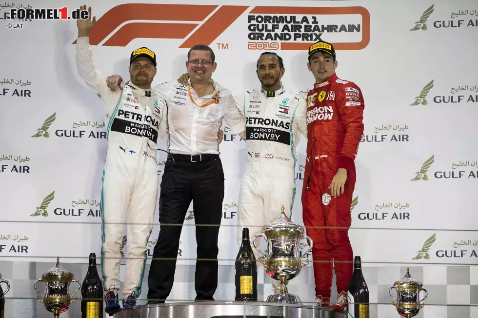 Großer Preis von Bahrain 2019: Von der Pole gestartet, führt Leclerc das Rennen bis Runde 47 an, fällt dann aufgrund eines Motorproblems allerdings hinter die beiden Mercedes-Piloten Lewis Hamilton und Valtteri Bottas zurück. Foto zur News: Großer Preis von Bahrain 2019: Von der Pole gestartet, führt Leclerc das Rennen bis Runde 47 an, fällt dann aufgrund eines Motorproblems allerdings hinter die beiden Mercedes-Piloten Lewis Hamilton und Valtteri Bottas zurück.