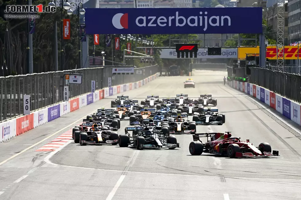 Foto zur News: Großer Preis von Aserbaidschan 2021: Leclerc verliert in den ersten sieben Runden Positionen an Lewis Hamilton, Max Verstappen und Sergio Perez, hat einen frühen Boxenstopp und wird am Ende nur Vierter.