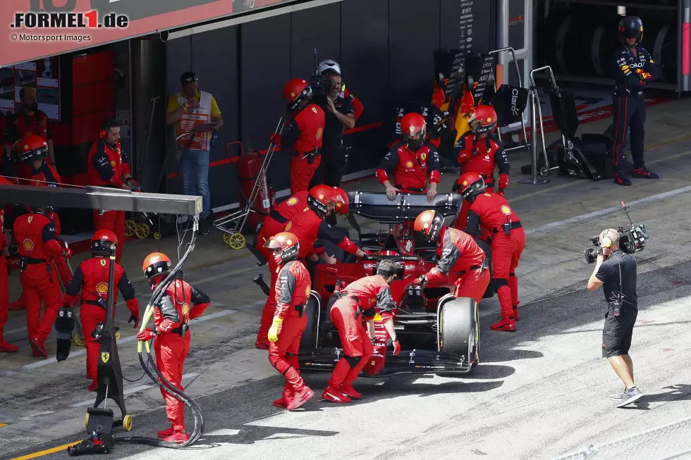 Foto zur News: Großer Preis von Spanien 2022: Leclerc liegt deutlich in Führung, als er in Runde 27 mit einem Schaden am Turbolader vorzeitig aufgeben muss.