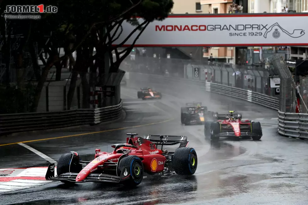 Foto zur News: Großer Preis von Monaco 2022: Strategiechaos auf abtrocknender Strecke: Leclerc wird Opfer eines doppelten Reifenwechsels und verliert durch einen zu frühen Tausch auf Slicks gleich mehrere Positionen. Er kommt mit unter drei Sekunden Rückstand auf Sieger Sergio Perez (Red Bull) als Vierter ins Ziel.