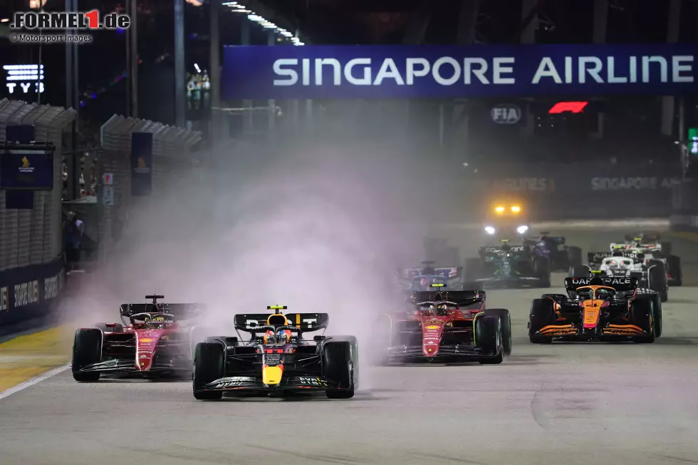 Foto zur News: Großer Preis von Singapur 2022: Sergio Perez überholt Leclerc am Start. Der Monegasse bleibt das gesamte Rennen über dicht dran, kann aber nicht vorbeigehen und wird Zweiter.