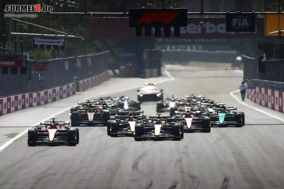 Foto zur News: Großer Preis von Aserbaidschan 2023: Nach nur drei Runden wird Leclerc von beiden Red-Bull-Piloten überholt, die dank DRS keine Mühe haben. Er kommt als Dritter ins Ziel.