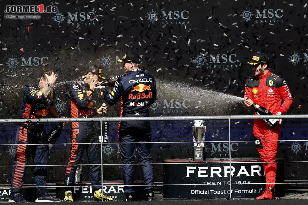 Foto zur News: Großer Preis von Belgien 2023: Sergio Perez überholt Leclerc direkt auf der Kemmel-Geraden in Runde 1, Max Verstappen folgt wenig später. Leclerc fährt ungefährdet zu Platz drei.