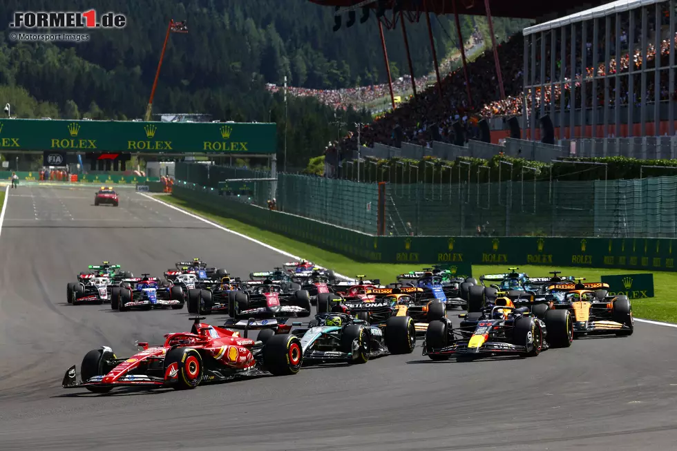 Foto zur News: Großer Preis von Belgien 2024: Lewis Hamilton überholt Leclerc auf der Kemmel-Geraden, später verliert er durch eine starke Aktion von Oscar Piastri auch den zweiten Platz. Weil George Russell später disqualifiziert wird, erbt Leclerc noch den dritten Platz.