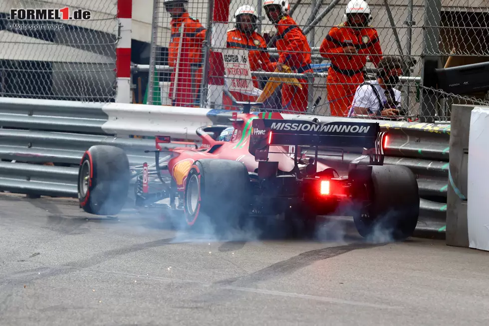 Foto zur News: Großer Preis von Monaco 2021: Leclerc sichert sich trotz eines Unfalls im Qualifying die Pole, Ferrari verzichtet nach eingehender Prüfung auf einen Getriebewechsel - doch auf dem Weg zur Startaufstellung versagt die Antriebswelle. Leclerc kann das Rennen nicht starten.
