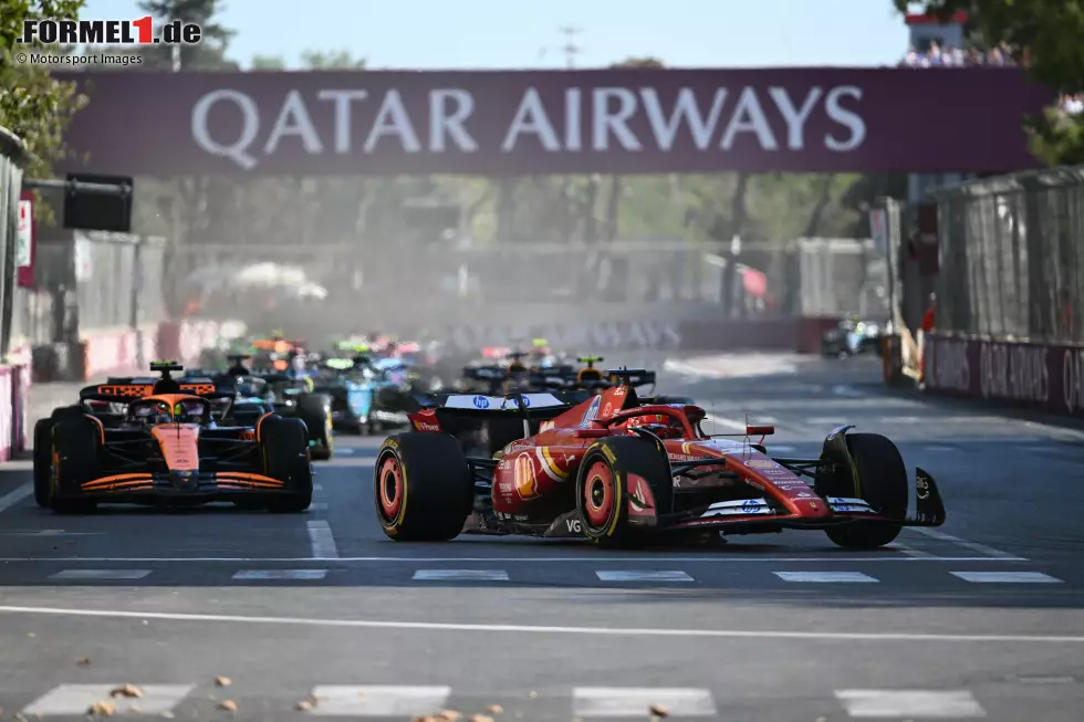 Foto zur News: Großer Preis von Aserbaidschan 2024: Nach dem ersten Boxenstopp zieht Oscar Piastri an Leclerc vorbei und fährt souverän und ungefährdet zum Sieg.