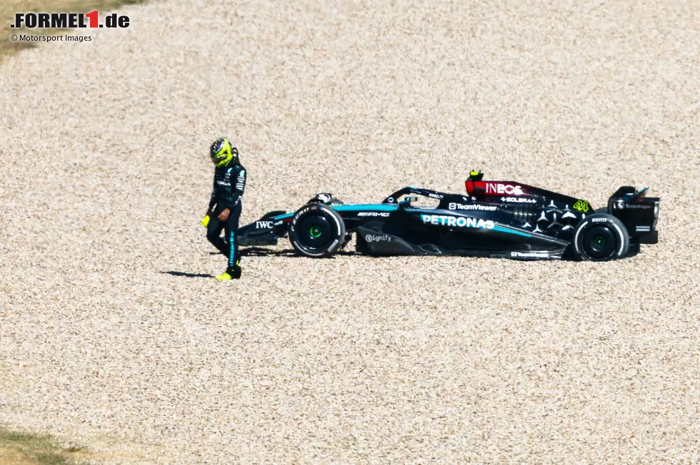 USA 2024: Hamiltons letzte Mercedes-Saison hat mit zwei Siegen zwar immerhin noch zwei kleine Highlights, insgesamt verläuft sie aber enttäuschend. Negativer Höhepunkt ist das Rennen in Austin, bei dem der Rekordweltmeister im Qualifying zunächst Vorletzter wird und im Rennen dann gleich in der ersten Runde verunfallt. Foto zur News: USA 2024: Hamiltons letzte Mercedes-Saison hat mit zwei Siegen zwar immerhin noch zwei kleine Highlights, insgesamt verläuft sie aber enttäuschend. Negativer Höhepunkt ist das Rennen in Austin, bei dem der Rekordweltmeister im Qualifying zunächst Vorletzter wird und im Rennen dann gleich in der ersten Runde verunfallt.