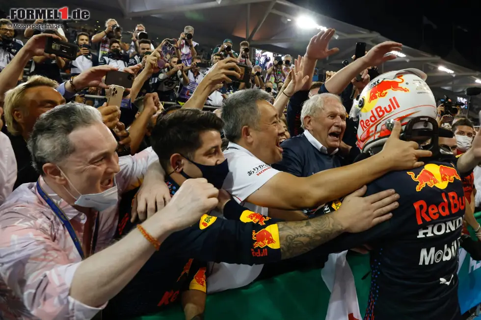 Foto zur News: 2021 kehrt der Erfolg zurück: Max Verstappen gewinnt seinen ersten WM-Titel und fügt in den folgenden Jahren noch drei weitere Fahrertitel hinzu. Dazu kommen zwei Konstrukteurstitel für Red Bull. Doch hinter den glänzenden Ergebnissen wachsen die Spannungen im Team, und die Risse werden immer sichtbarer ...